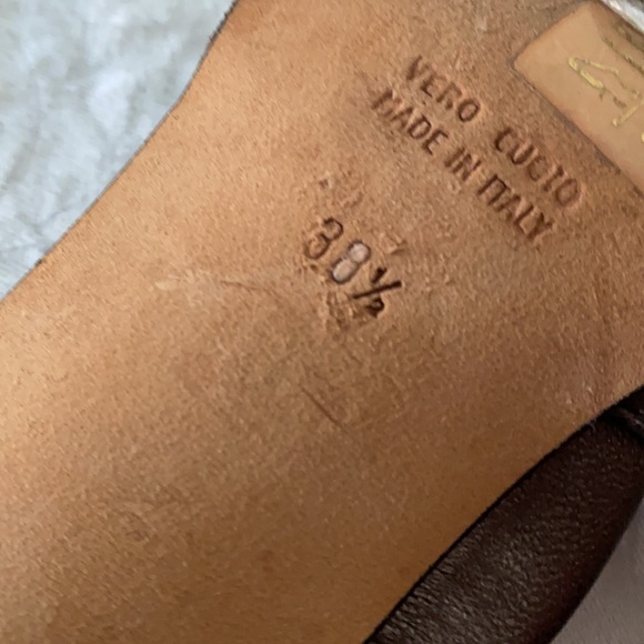 Taryn Rose kitten heels with rose detail - Picture 4 of 6